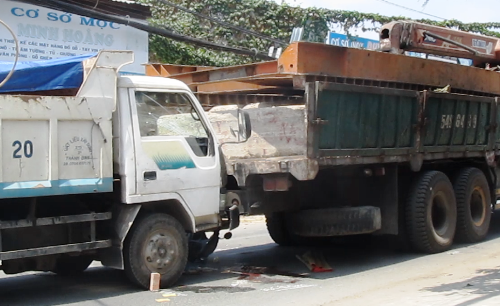 Tai nạn kinh hoàng, người đàn ông bị ép dính giữa hai ô tô Tai nạn kinh hoàng, người đàn ông bị ép dính giữa hai ô tô