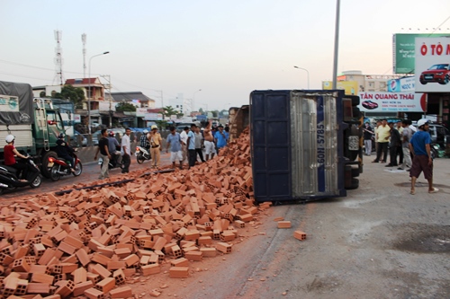 Xe tải chở gạch lật nhào trên quốc lộ 1A, tài xế kẹt trong ca bin