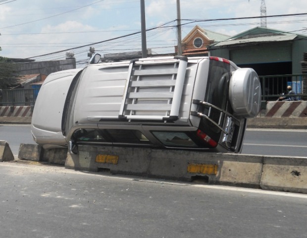 Xe ôtô 7 chổ lộn đầu lật nghiêng trên quốc lộ 1A Xe ôtô 7 chổ lộn đầu lật nghiêng trên quốc lộ 1A