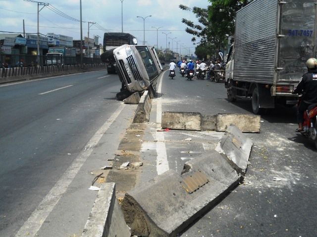 Xe ôtô 7 chổ lộn đầu lật nghiêng trên quốc lộ 1A Xe ôtô 7 chổ lộn đầu lật nghiêng trên quốc lộ 1A