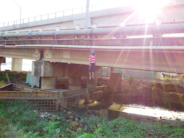 Người đàn ông chết trong tư thế treo cổ trên cầu Hóa An