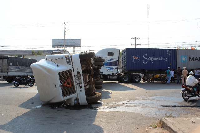 Container húc nhau kinh hoàng, một xe lật chắn ngang đường