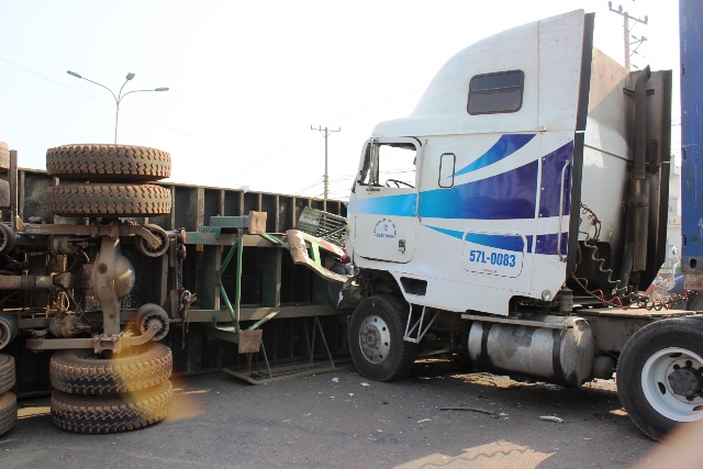 Container húc nhau kinh hoàng, một xe lật chắn ngang đường