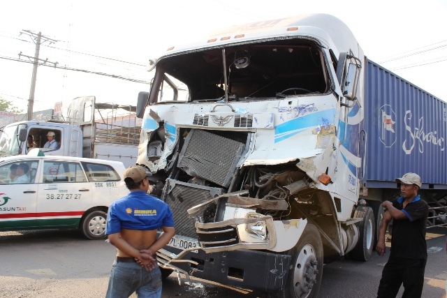 Container húc nhau kinh hoàng, một xe lật chắn ngang đường