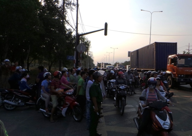 Xe container cán chết bé trai 13 tuổi trên quốc lộ