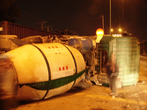 Container húc xe bồn lật ngang, 2 người trọng thương