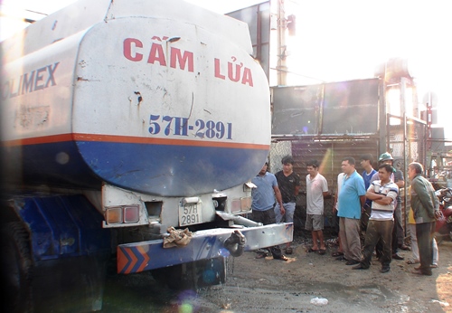 Tài xế dũng cảm ngăn ngừa thảm họa cháy, nổ xe bồn chở xăng Tài xế dũng cảm ngăn ngừa thảm họa cháy, nổ xe bồn chở xăng