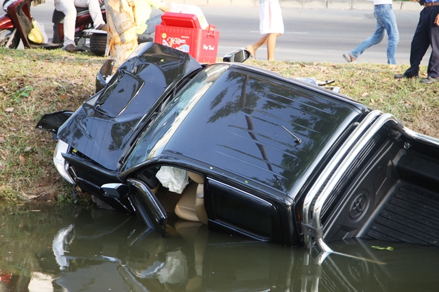 Xe bán tải hiệu Hilux lao xuống mương, 4 người nhập viện cấp cứu