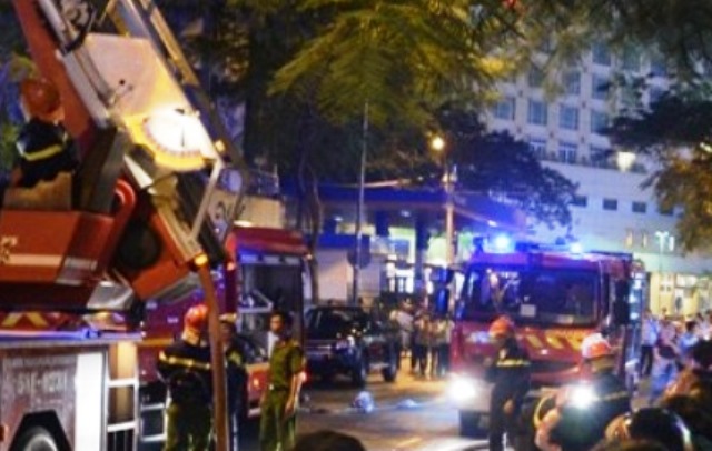 Hai ngôi nhà giữa trung tâm quận 1 'rủ' nhau bốc cháy