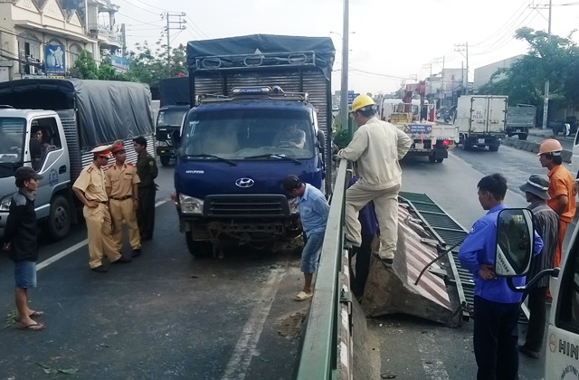 Xe tải nặng húc xe tải nhẹ bay lên “cưỡi” dải phân cách