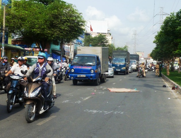 Băng qua đường, người phụ nữ chết thảm dưới bánh xe khách