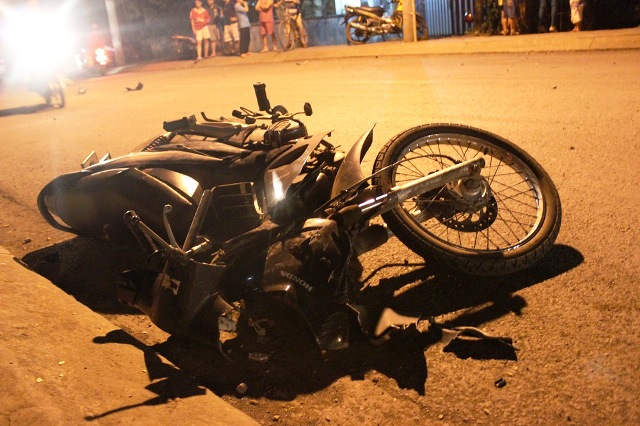 Xe máy đâm đầu ô tô kinh hoàng, thiếu niên tử vong