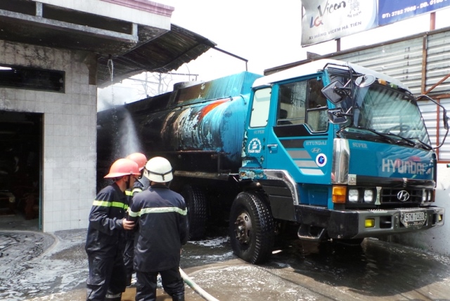 Xe bồn chở 28.000 lít xăng cháy dữ dội, nhiều người tháo chạy