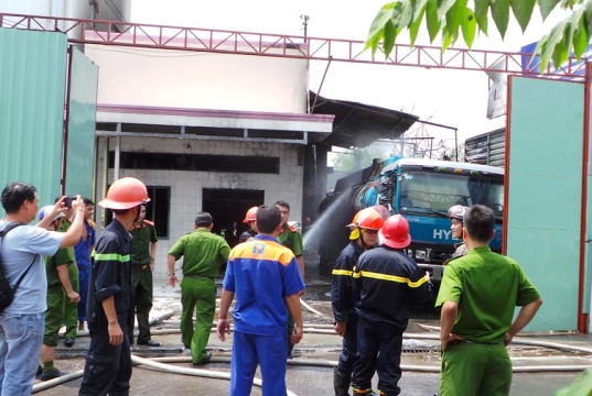 Xe bồn chở 28.000 lít xăng cháy dữ dội, nhiều người tháo chạy