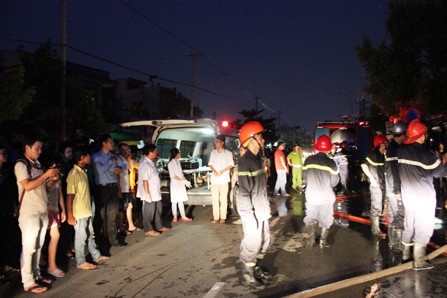 TP.HCM: Hỏa hoạn thiêu rụi 3 căn nhà, 2 người bị bỏng nặng