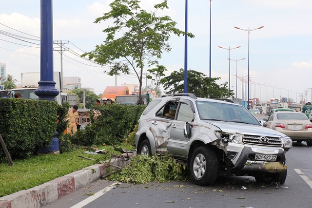 Hai công nhân cây xanh bị ô tô 