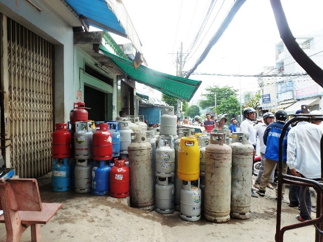 Cháy “kho bom” giữa khu dân cư, người dân hỗn loạn sơ tán 