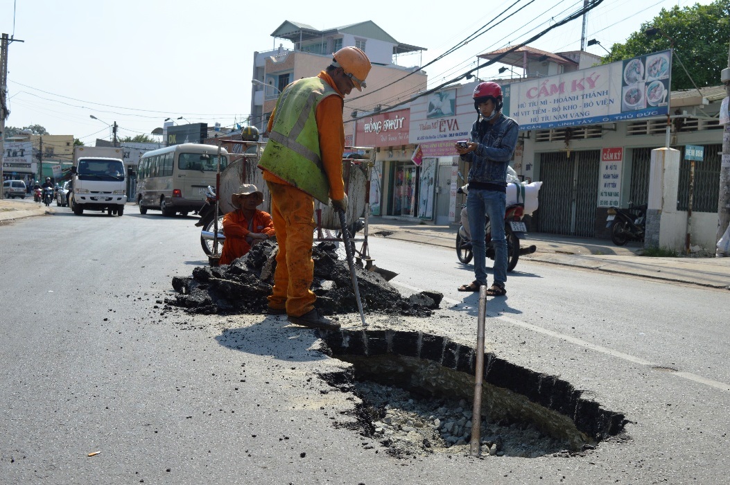 Xe tải nặng chạy qua, “hố tử thần” xuất hiện