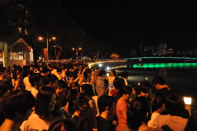 Ngàn giới trẻ Sài Gòn kéo nhau về hồ Bán Nguyệt xem “Giant Duck”