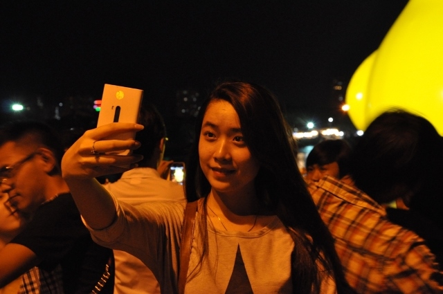 Giới trẻ Sài Gòn rầm rộ đổ về hồ Bán Nguyệt xem 'Giant Duck'