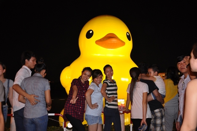 Giới trẻ Sài Gòn rầm rộ đổ về hồ Bán Nguyệt xem 'Giant Duck'