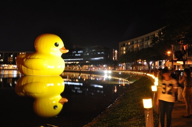 Giới trẻ Sài Gòn rầm rộ đổ về hồ Bán Nguyệt xem 'Giant Duck'