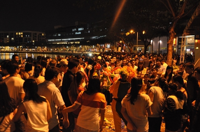 Giới trẻ Sài Gòn rầm rộ đổ về hồ Bán Nguyệt xem 'Giant Duck'