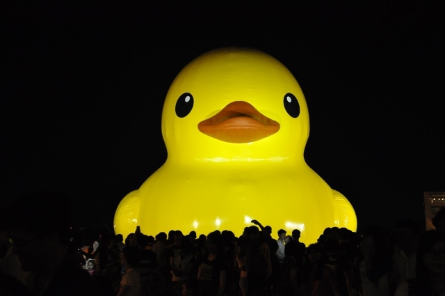 Giới trẻ Sài Gòn rầm rộ đổ về hồ Bán Nguyệt xem 'Giant Duck'