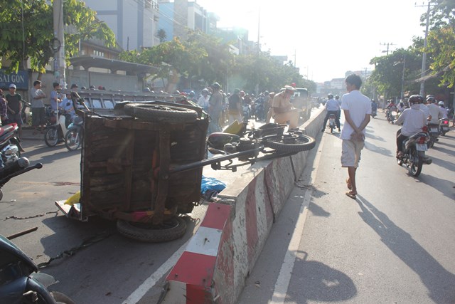 Xe chở rác gặp tai nạn, vợ quỵ ngã bên xác chồng