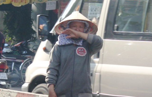 Xe chở rác gặp tai nạn, vợ quỵ ngã bên xác chồng