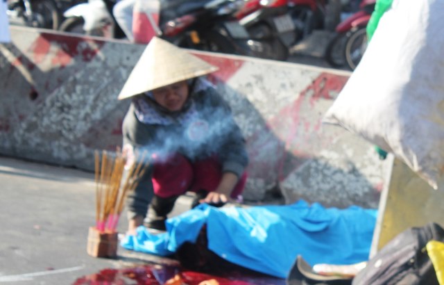 Xe chở rác gặp tai nạn, vợ quỵ ngã bên xác chồng