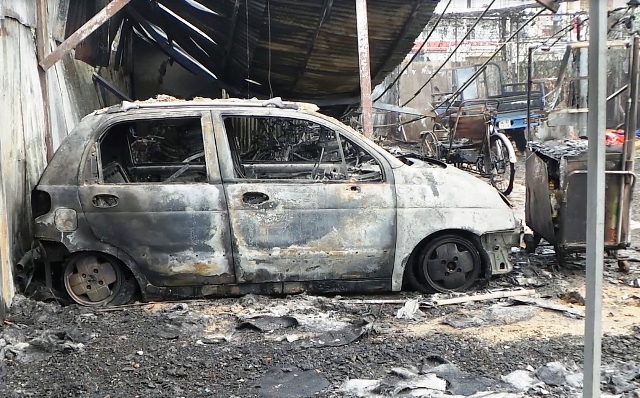 Cháy bãi giữ xe thiệt hại 2 tỷ đồng: Ngầm ngùi nhìn đống tro tàn