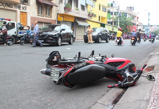 Xe máy tông xe ô tô đang quay đầu, 2 người nhập viện