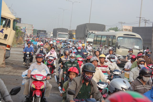 Xe tải chở gỗ lật ngang trên QL1A, giao thông hỗn loạn 