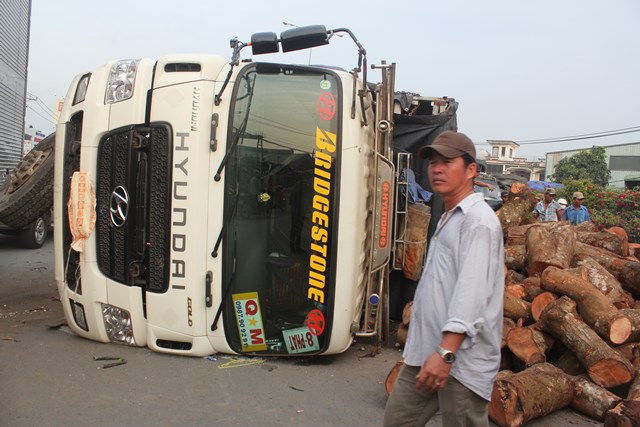 Xe tải chở gỗ lật ngang trên QL1A, giao thông hỗn loạn 