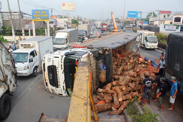 Xe tải chở gỗ chở gỗ lật ngang trên QL1A, giao thông hỗn loạn 