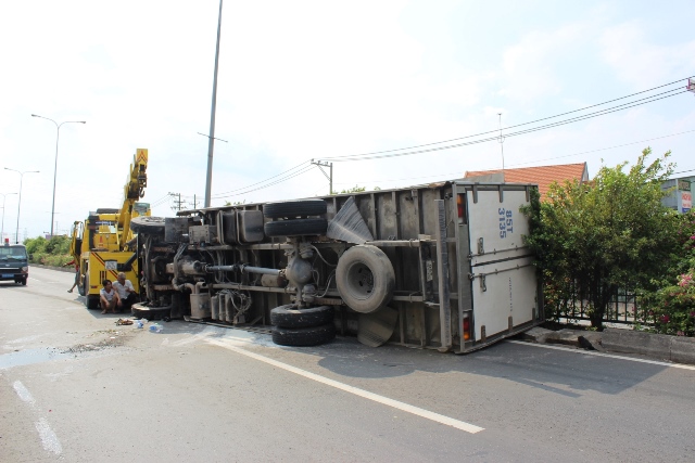 Xe chở gạo lật nhào trên quốc lộ, tài xế kẹt cứng trong cabin Xe chở gạo lật nhào trên quốc lộ, tài xế kẹt cứng trong cabin