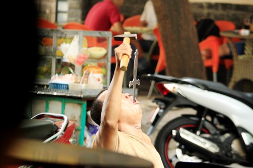 Xiếc dạo giữa Sài Gòn: Kiểu mưu sinh quá nguy hiểm