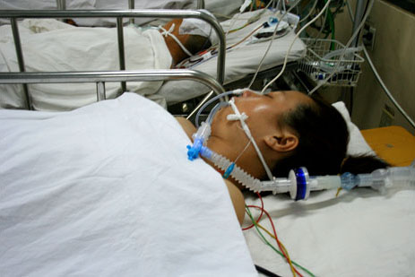 Xiếc dạo giữa Sài Gòn: Kiểu mưu sinh quá nguy hiểm