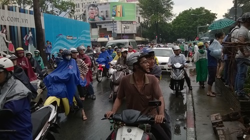 Cây xanh đè 4 ô tô giữa trung tâm Sài Gòn, nhiều người thoát chết