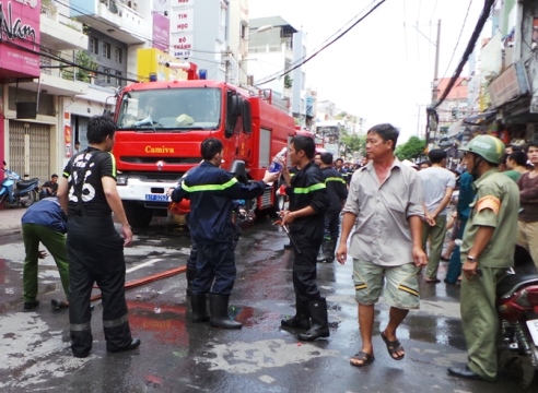 Nhà trong hẻm bốc cháy, khu dân cư náo loạn