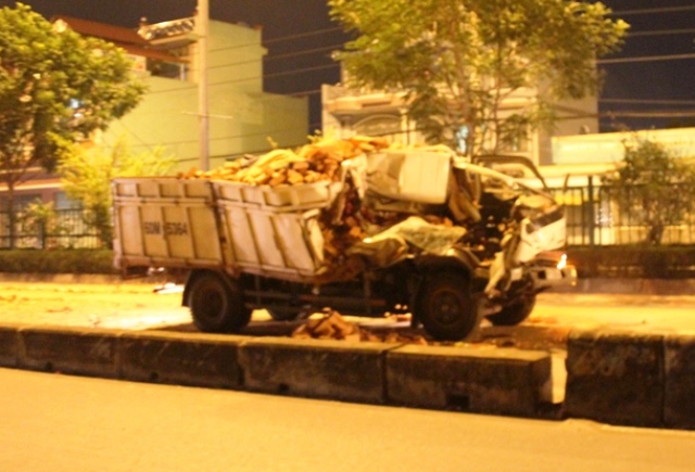 Xe tải lao đầu vào đuôi xe container, 2 người thương vong Xe tải lao đầu vào đuôi xe container, 2 người thương vong