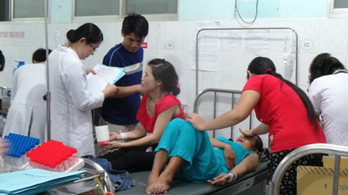 Sau bửa cơm tối, gần 100 công nhân phải nhập viện cấp cứu