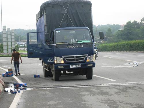 Xe tải làm bia đổ tràn đường, người dân không hôi