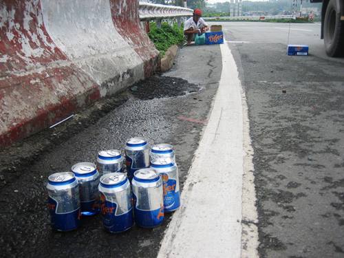 Xe tải làm bia đổ tràn đường, người dân không hôi