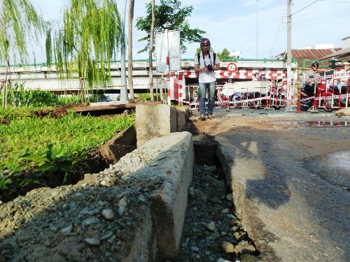 Mặt đường phát nổ, xuất hiện vét nứt giữa trung tâm Sài Gòn