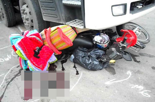 Bị xe tải cuốn vào gầm, hai mẹ con nguy kịch