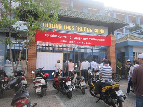 Thi Ngữ Văn, thí sinh Sài Gòn lo lắng trước giờ thi