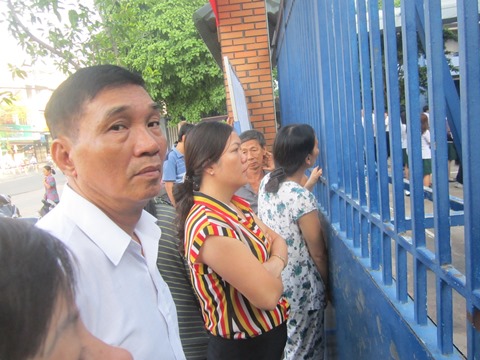 Thi Ngữ Văn, thí sinh Sài Gòn lo lắng trước giờ thi