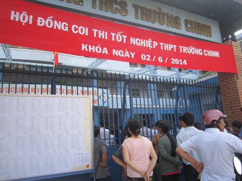 Thi Ngữ Văn, thí sinh Sài Gòn lo lắng trước giờ thi